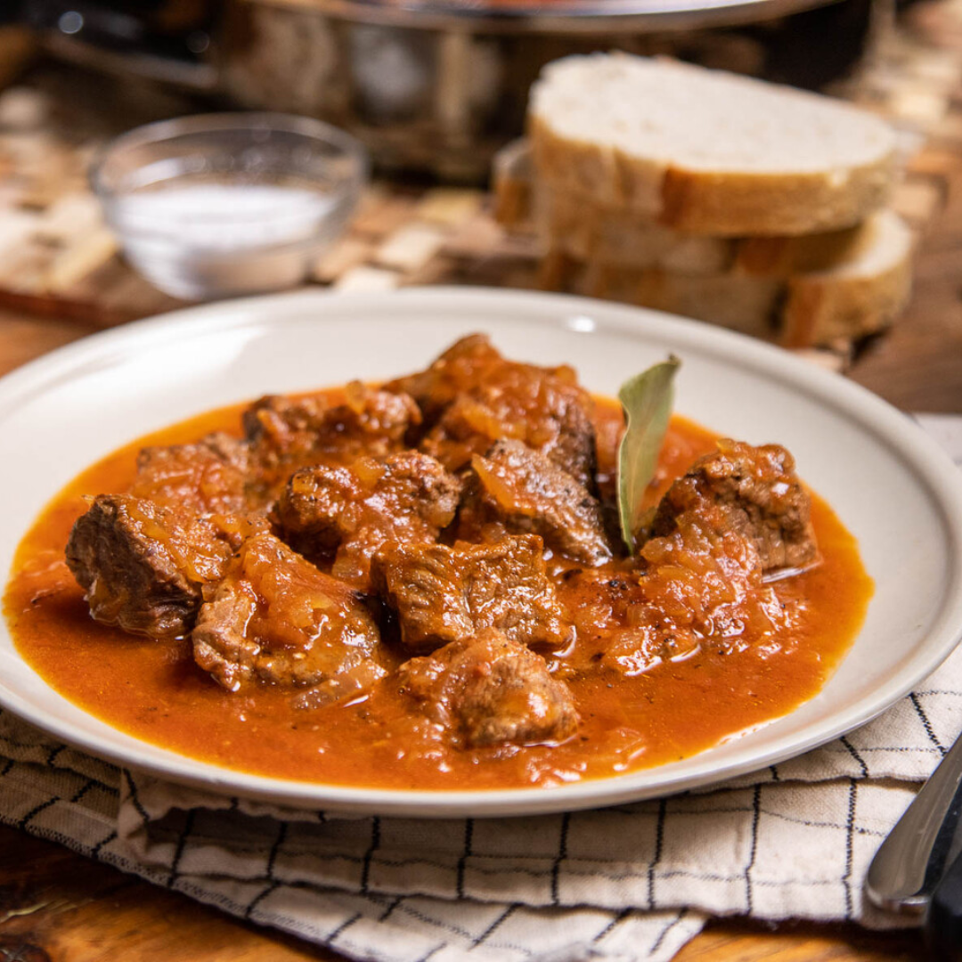 Carne con Tomatillo en Puré y Cebolla